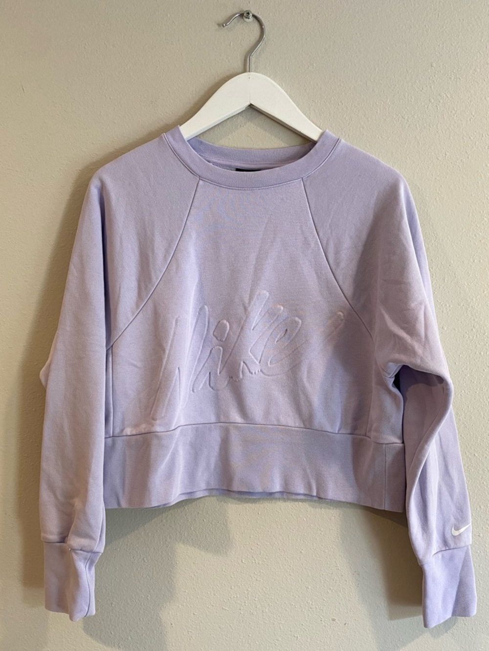 Nike Dri-FIT Lavender Cropped Sweatshirt XS Embossed Script Logo Pullover - Picture 2 of 9